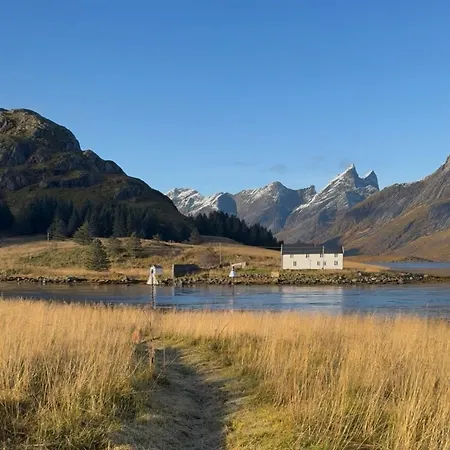 Authentic 1880 Nordlandshus - Private Tidal & Mountain View Willa Krystad