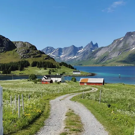 Authentic 1880 Nordlandshus - Private Tidal & Mountain View Willa